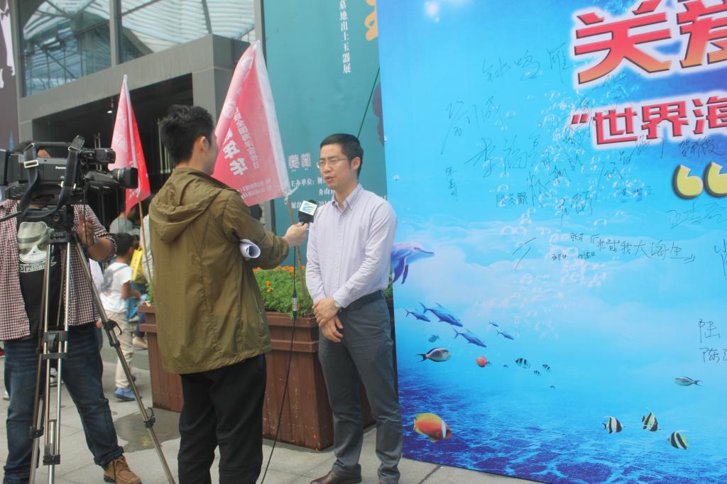 校团委书记金武州接受舟山电视台活动采访