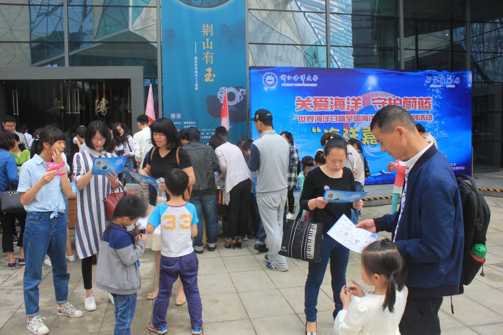 家长与孩子们一起研究活动地图......